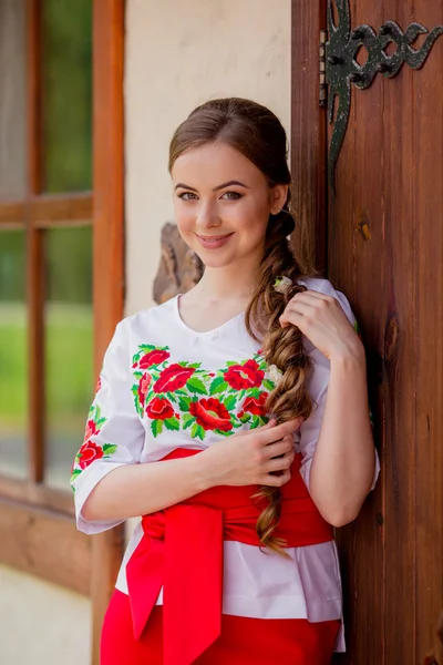 Ukraińska dziewczyna w krajowych ubraniach — Zdjęcie stockowe