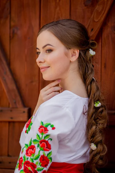 Ulusal giysili Ukraynalı kız — Stok fotoğraf