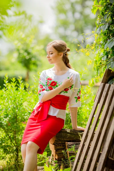 Chica ucraniana en ropa nacional — Foto de Stock
