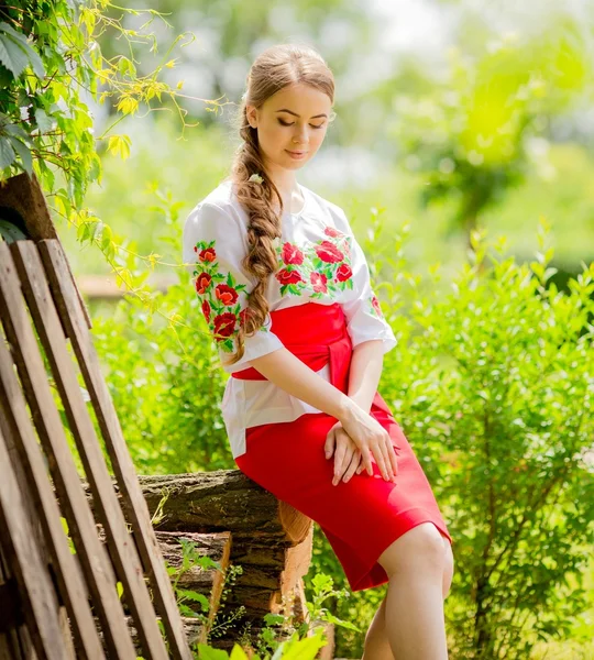 Ragazza ucraina in vestiti nazionali — Foto Stock