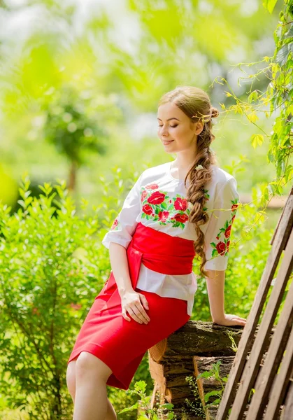 Ukrainisches Mädchen in Nationalkleidung — Stockfoto