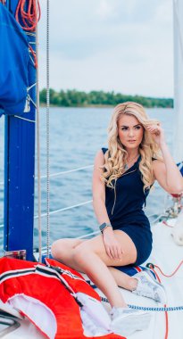 kadın onun özel yat üzerinde