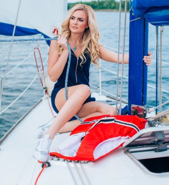 kadın onun özel yat üzerinde