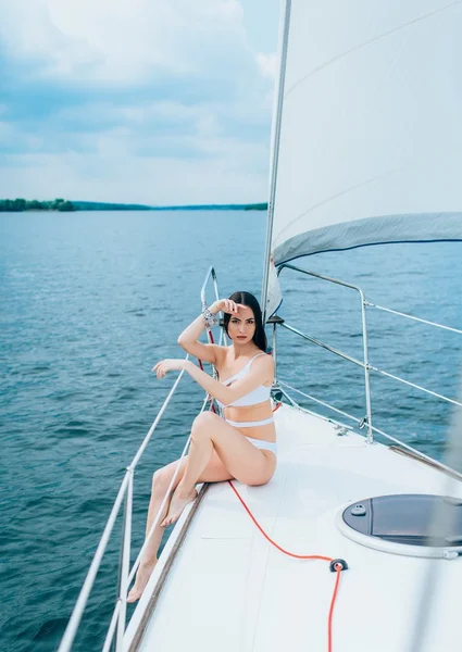 Жінка в стильному купальнику на яхті — стокове фото