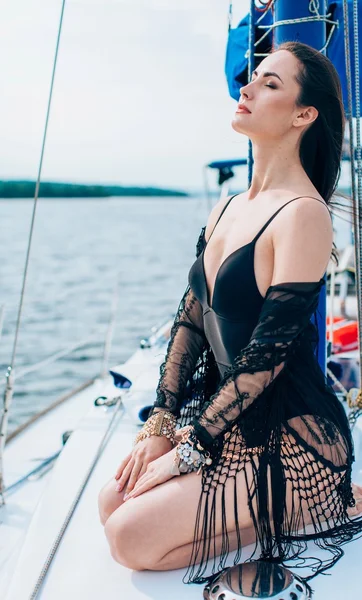 Donna in costume da bagno nero su yacht — Foto Stock