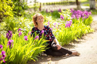 Bahar bahçesindeki kadın