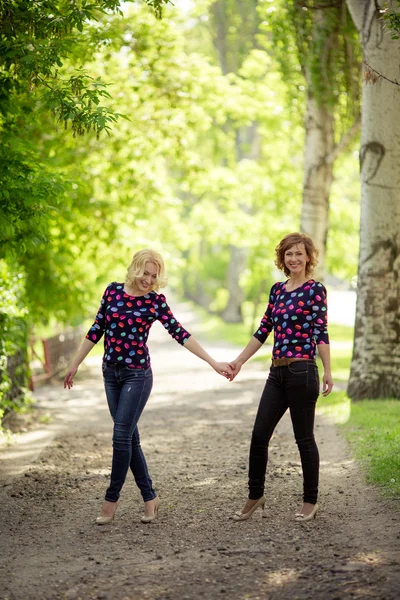 Moeder en dochter in de tuin — Stockfoto