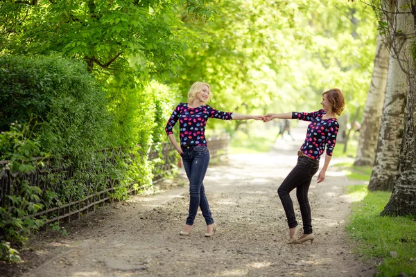 Moeder en dochter in de tuin — Stockfoto