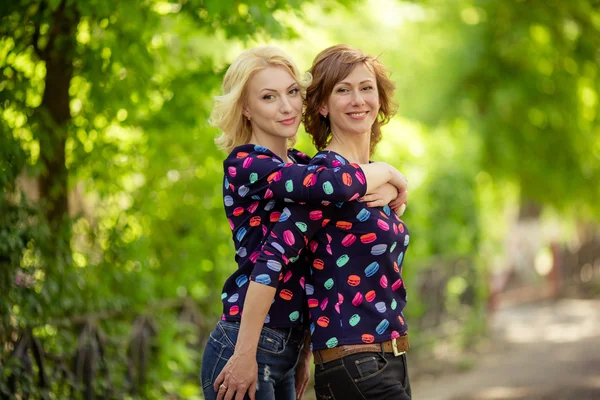 Mother and daughter in garden — Stock Photo, Image