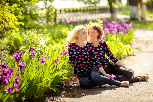 Mother and daughter in garden — Stock Photo, Image