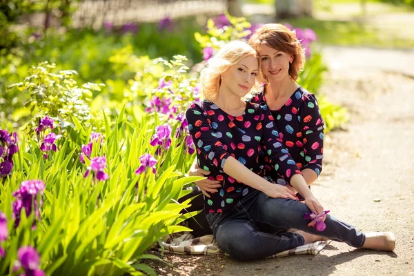 Matka a dcera na zahradě — Stock fotografie