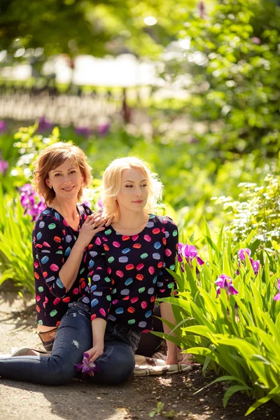 Madre e hija en el jardín —  Fotos de Stock
