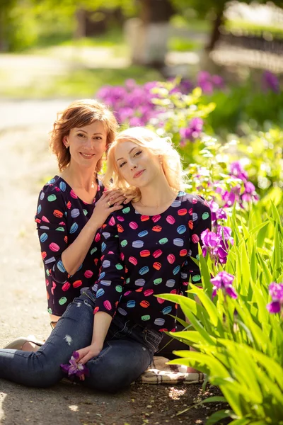 Madre e hija en el jardín —  Fotos de Stock