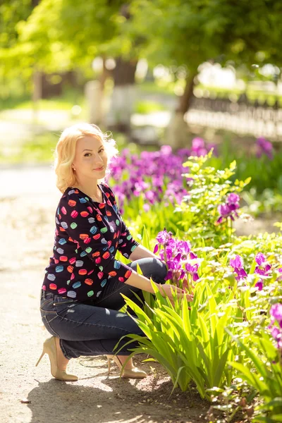 봄 정원에서 금발 여자 — 스톡 사진