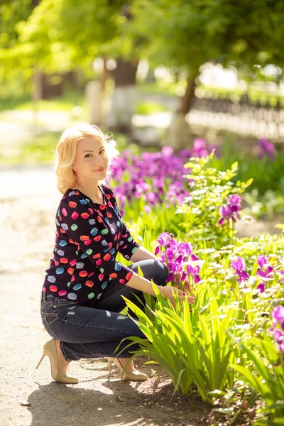 Blondýnka v jarní zahradě — Stock fotografie