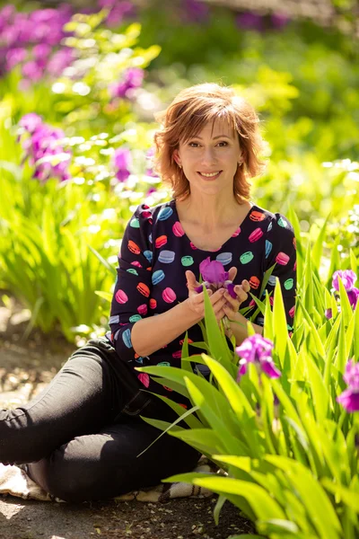 Vrouw in voorjaarstuin — Stockfoto