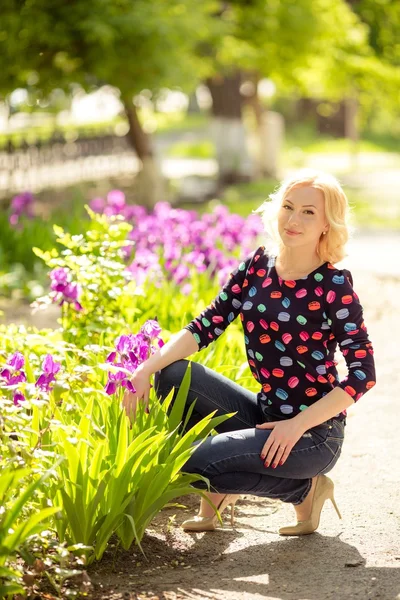 Donna bionda in giardino primaverile — Foto Stock