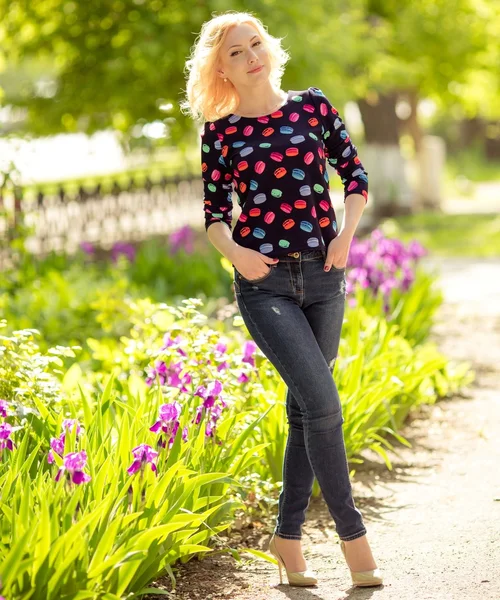 Blonde vrouw in lentetuin — Stockfoto