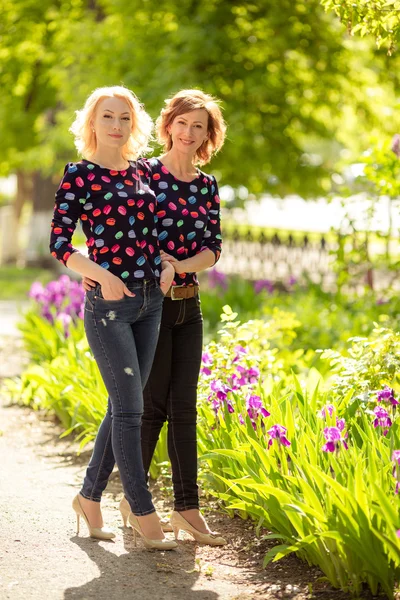 Madre e hija en el jardín —  Fotos de Stock