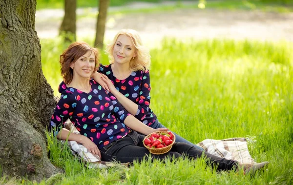 Moeder en dochter in de tuin — Stockfoto