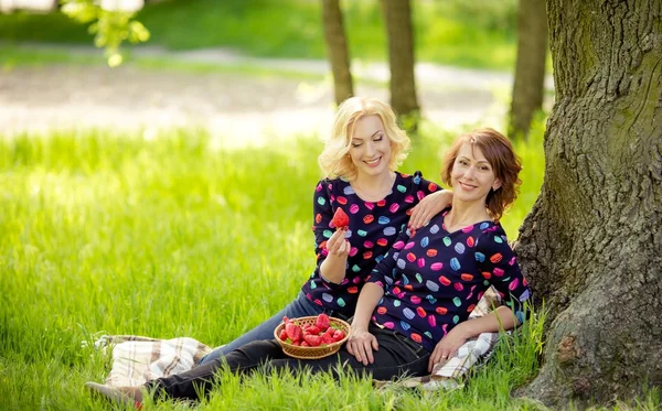 Mother and daughter in garden — Stock Photo, Image