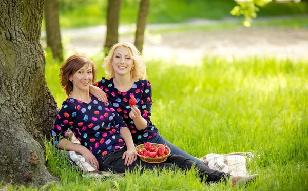 Moeder en dochter in de tuin — Stockfoto