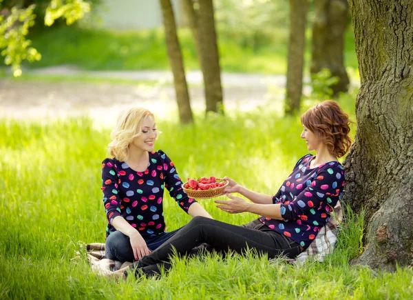 Mother and daughter in garden — Stock Photo, Image