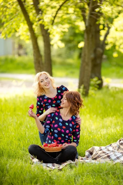 정원에서의 어머니와 딸 — 스톡 사진