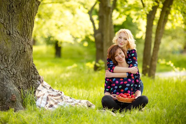 Мати і дочка в саду — стокове фото