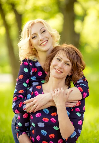 Mother and daughter in garden — Stock Photo, Image