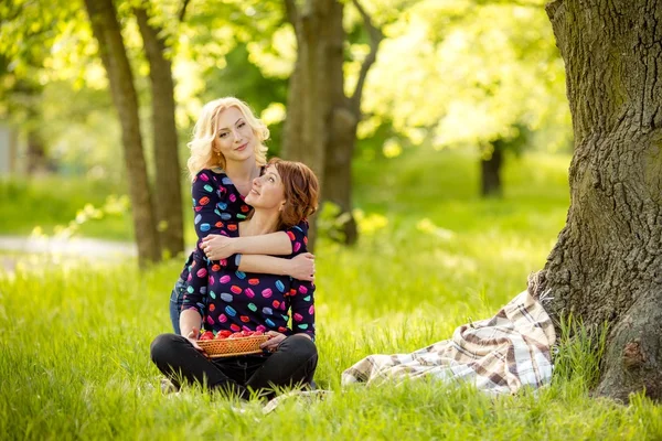 Mère et fille dans le jardin — Photo