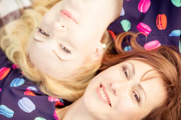 Mother and daughter in garden — Stock Photo, Image