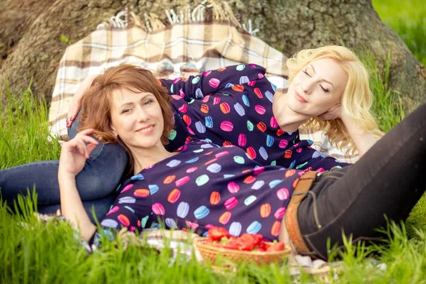 Mother and daughter in garden — Stock Photo, Image