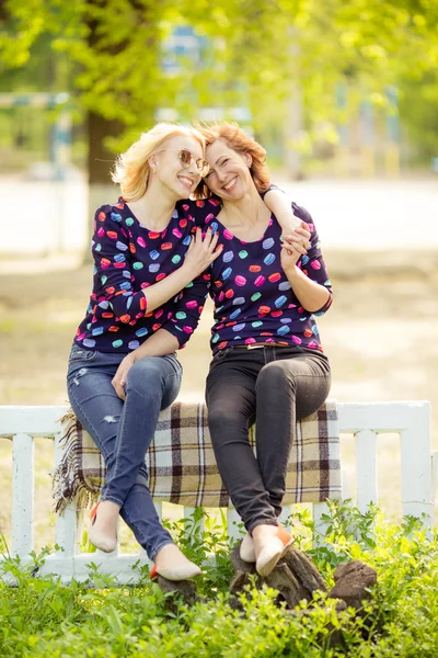 Mother and daughter in garden — Stock Photo, Image