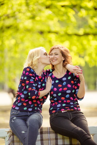 Mother and daughter in garden — Stock Photo, Image