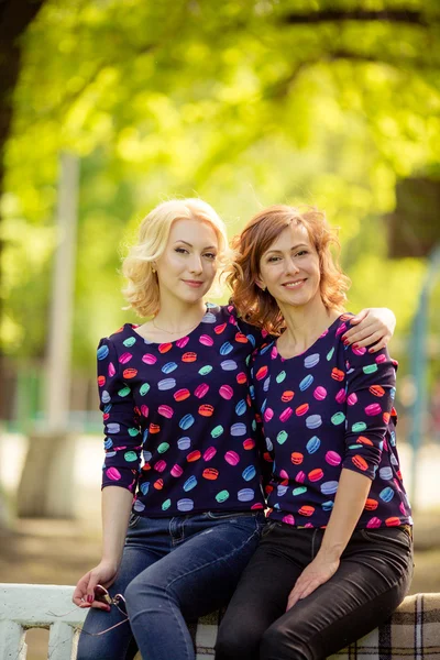 Moeder en dochter in de tuin — Stockfoto