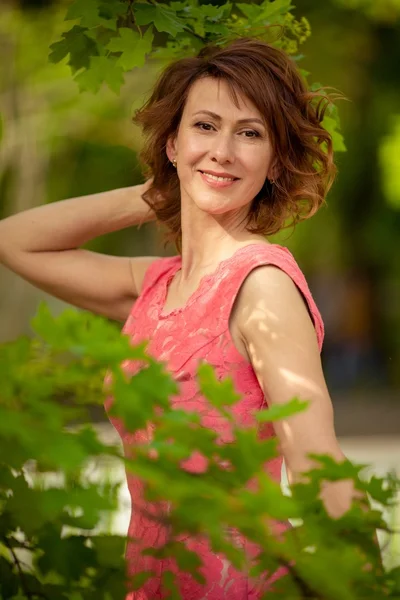 Kvinna med smink i rosa klänning — Stockfoto