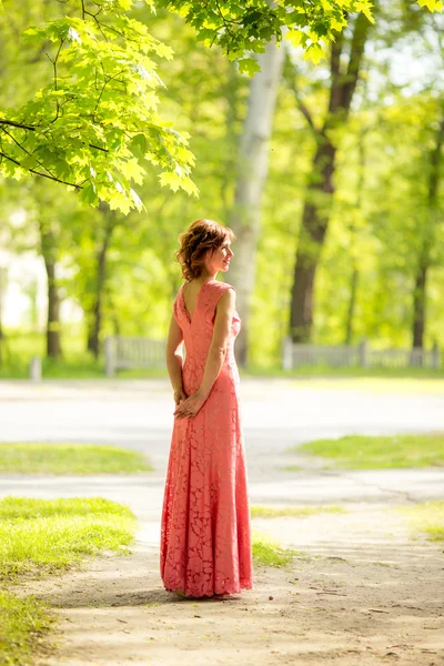 Makyaj uzun pembe elbiseli kadınla — Stok fotoğraf
