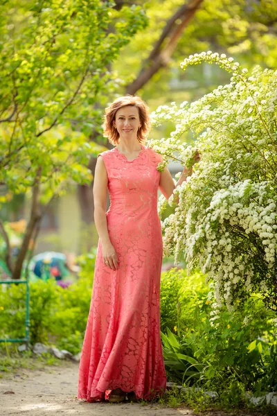 Mujer con maquillaje en vestido largo rosa —  Fotos de Stock