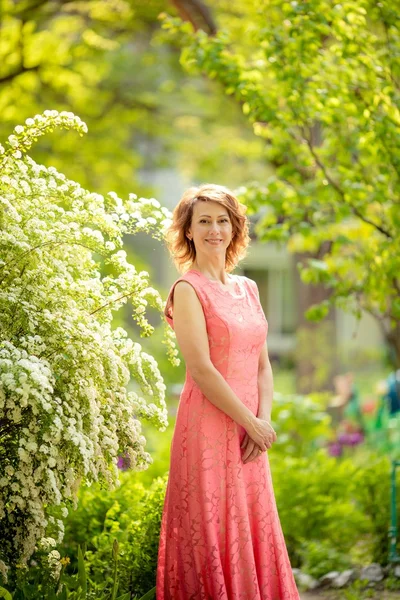 Kvinna med smink i rosa klänning — Stockfoto