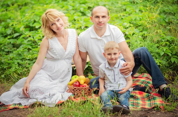Mulher grávida com seu marido e filho — Fotografia de Stock
