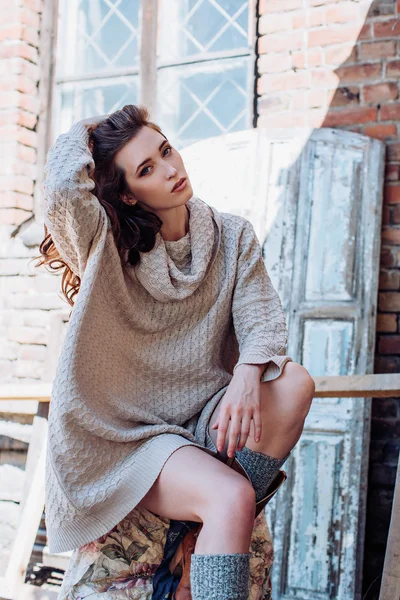 Wanita cantik dengan sweater hangat — Stok Foto