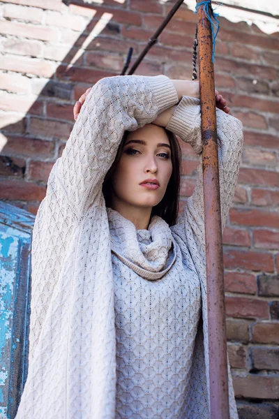 Όμορφη γυναίκα στο ζεστό πουλόβερ — Φωτογραφία Αρχείου