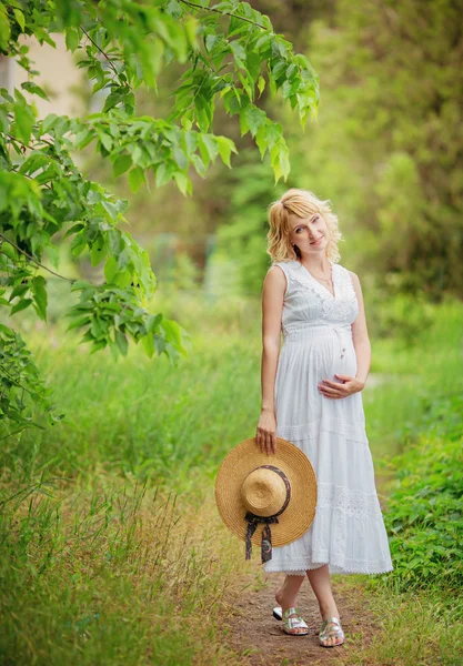 Pregnant blonde woman in nature — Stock Photo, Image