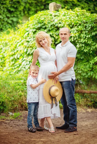 Mulher grávida com seu marido e filho — Fotografia de Stock