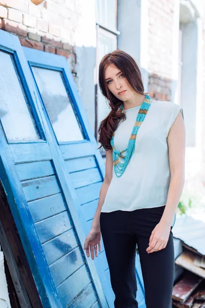 Mooie vrouw in de mode kleding — Stockfoto