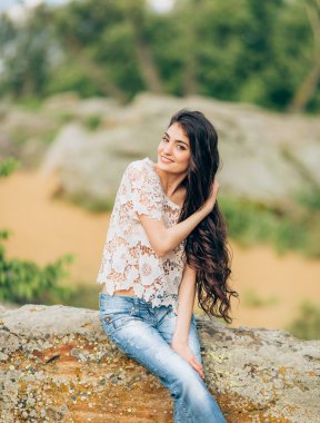 Taşlar bir arka plan üzerinde güzel kadın