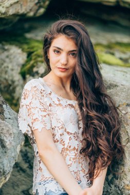 Taşlar bir arka plan üzerinde güzel kadın