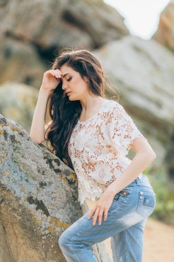 Taşlar bir arka plan üzerinde güzel kadın