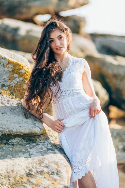 Молода жінка в білій сукні на відкритому повітрі — стокове фото